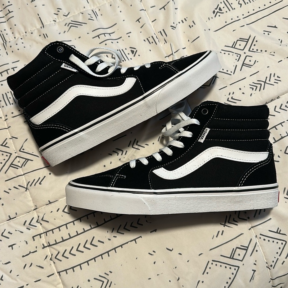 NWT Men’s Hightop Vans, size 8.5